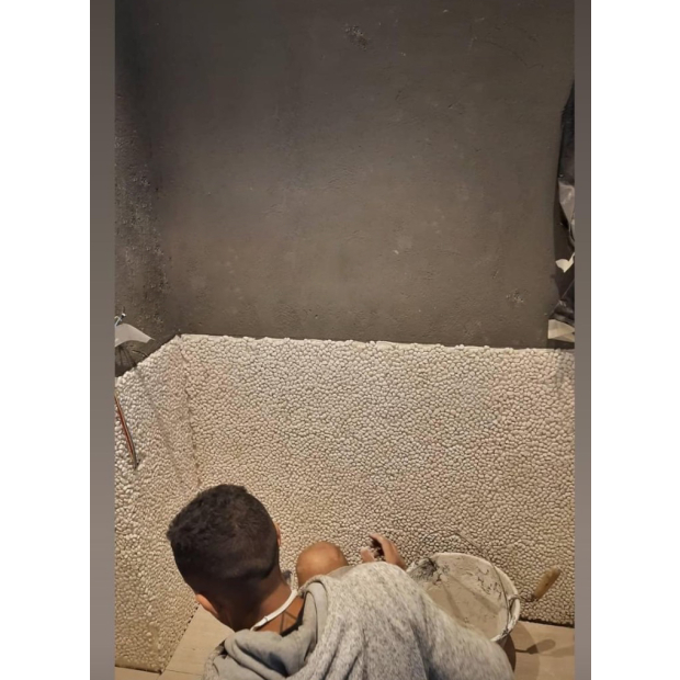 Install white pebble on the wall.jpg